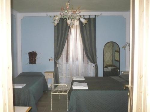 1 dormitorio con 2 camas y espejo en Gästezimmer für 0 Personen 3 Kinder ca 30 qm in Pucciarelli, Trasimenischer See, en Pucciarelli