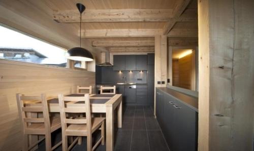 a kitchen and dining room with a table and chairs at Modernes Holzhaus mit Sauna, Whirlpool und Entspannungsraum in Regen