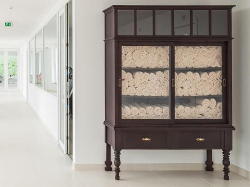 a cabinet filled with dishes in a hallway at MH Peniche in Peniche