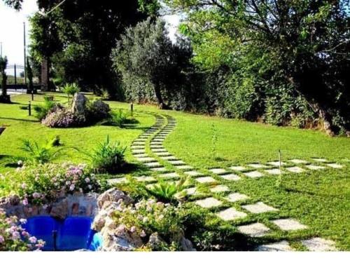 Notaresco的住宿－Ferienwohnung in Notaresco mit Grill und Garten，草地上带石头路的花园