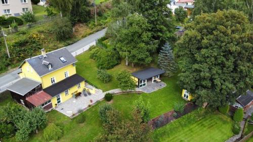 widok z powietrza na żółty dom na podwórku w obiekcie Ferienhaus in Bad Elster mit Kleinem Kamin w mieście Bad Elster