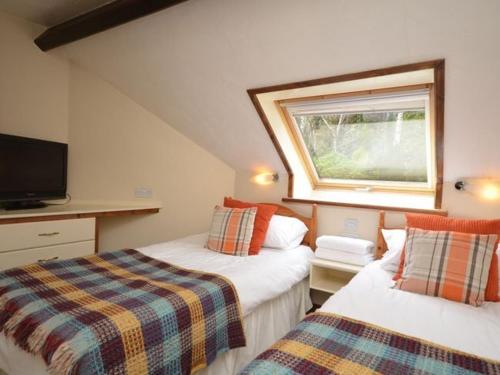 - une chambre avec 2 lits et une fenêtre dans l'établissement 3 Bed in Conwy TYPLL, à Llangelynin
