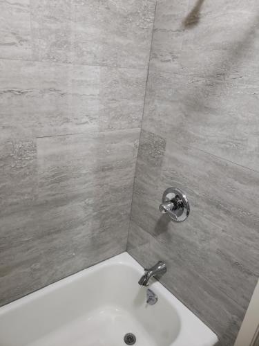 łazienka z prysznicem i umywalką w obiekcie River Heights Motel w mieście Crump