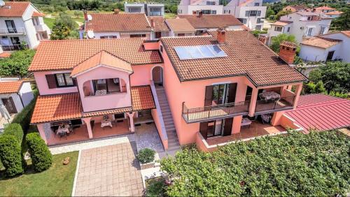 an aerial view of a house with at Nettes Appartement in Rovinj mit Garten, Terrasse und Grill in Rovinj
