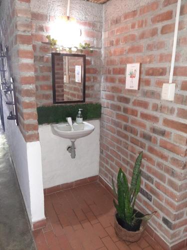 ein Badezimmer mit einem Waschbecken in einer Ziegelwand in der Unterkunft CASA CAMPESTRE VILLA PAULA - Finca 