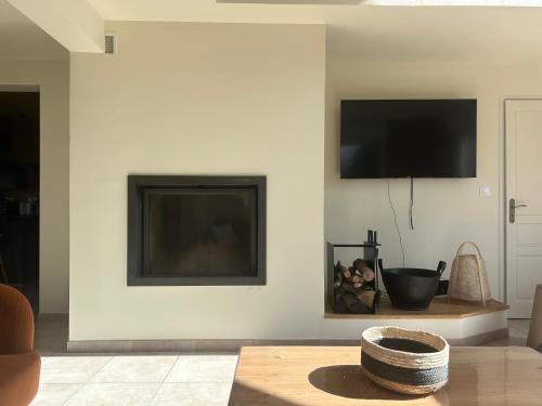 Il comprend un salon doté d'une cheminée et d'une télévision à écran plat. dans l'établissement Le Wim'Heureux Campagne, à Bazinghen
