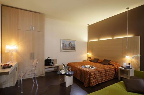 a hotel room with a bed and a desk and a desk at Hotel Paris in Mestre