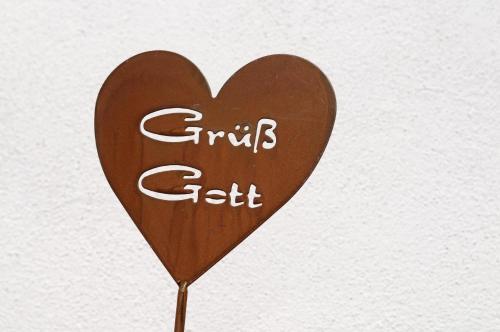 a wooden heart with the words grubs gift at Komfortable Ferienwohnung im zweiten Obergeschoss mit herrlichem Bergblick in Reit im Winkl