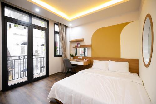 Postel nebo postele na pokoji v ubytování Fusion Gates Apartment