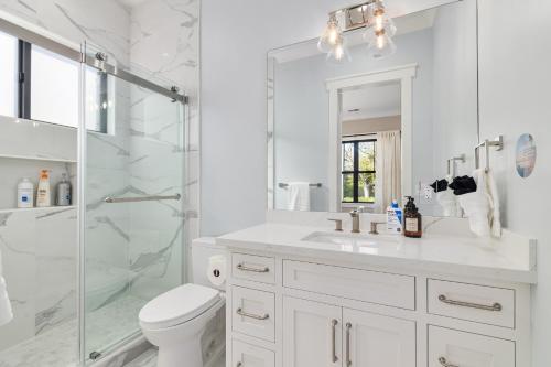Koupelna v ubytování @Marbella Lane - Sophisticated 4BR in Los Altos