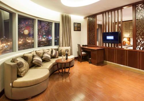 sala de estar con sofá y escritorio en Stay Hotel en Da Nang