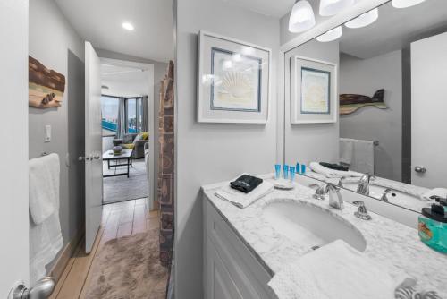 Vannituba majutusasutuses Spring Special! Renovated Resort Condo - on the Beach!