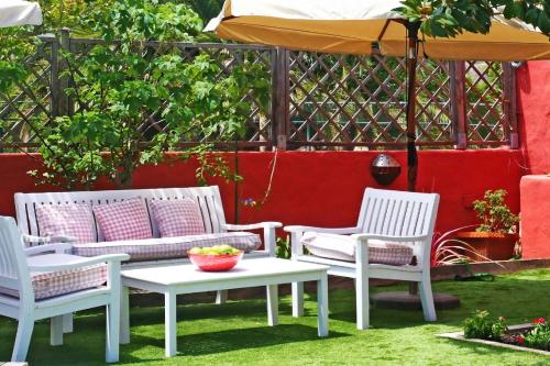 a patio with two white chairs and a table at Ferienwohnung für 4 Personen ca 110 qm in Santa Brígida, Gran Canaria Binnenland Gran Canaria in Santa Brígida