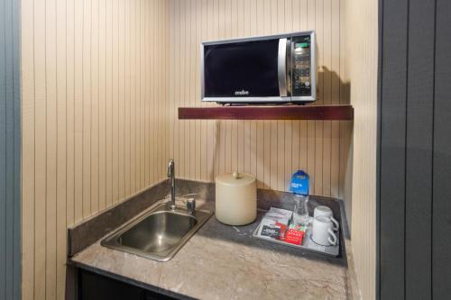 a kitchen counter with a sink and a microwave at Four Points by Sheraton Saltillo in Saltillo