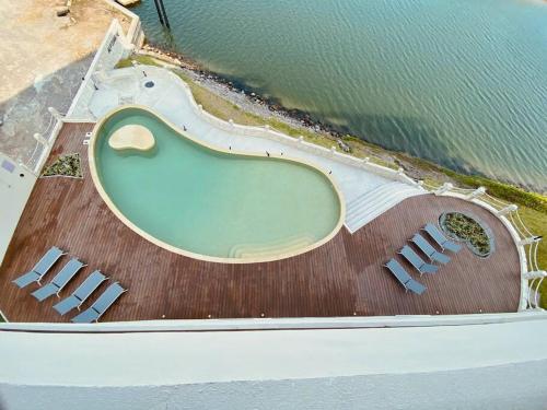 an overhead view of a boat in the water at Depto con alberca y Netflix condominio in Conchal