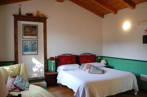 una camera con 2 letti con cuscini rossi di Gästezimmer für 2 Personen 1 Kind ca 30 qm in Loiri Porto San Paolo, Sardinien Gallura - b58193 a Biacci