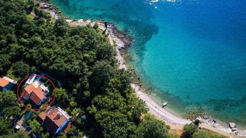 eine Luftaufnahme eines Strandes und des Ozeans in der Unterkunft Ferienwohnung für 3 Personen  1 Kind ca 60 m in Njivice, Kvarner Bucht Krk in Njivice