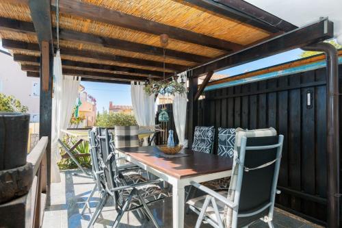 una mesa de madera y sillas en un patio en Ferienhaus für 6 Personen ca 60 qm in Medulin, Istrien Südküste von Istrien en Medulin