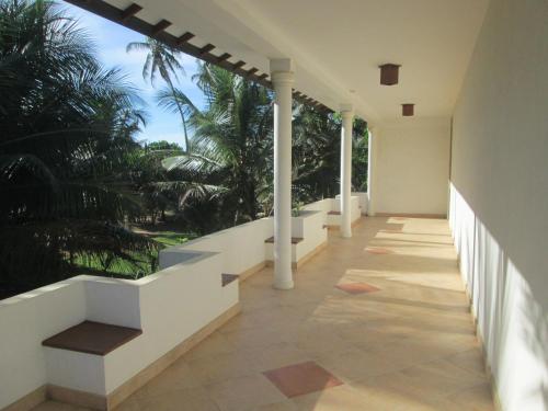 Un balcón o terraza en Raja Beach Hotel