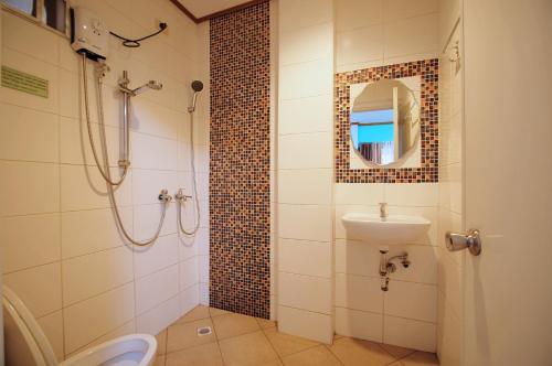 een badkamer met een douche en een wastafel bij ISLANDS VIEW INN in Coron