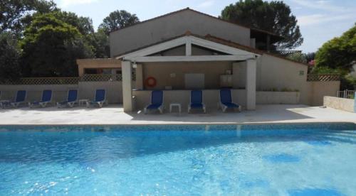 Bazén v ubytovaní Studio 10m2, terrasse 18m2 , parking, piscine et accueille les animaux alebo v jeho blízkosti