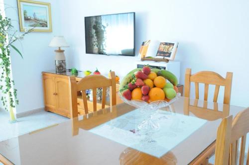 eine Schale mit Obst auf einem Esstisch in der Unterkunft Studio für 5 Personen  1 Kind ca 74 qm in Vecindario, Gran Canaria Ostküste Gran Canaria in Vecindario