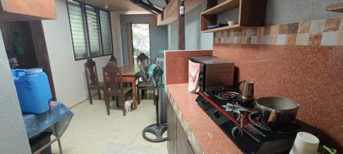 uma cozinha com um fogão e uma bancada em Jorge & Pony House 2 em El Nido
