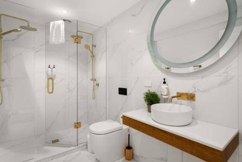 a bathroom with a toilet and a sink and a shower at Luxury Apart, Seaviews & Balcony, Full Kitchen & Heat Pump in Auckland