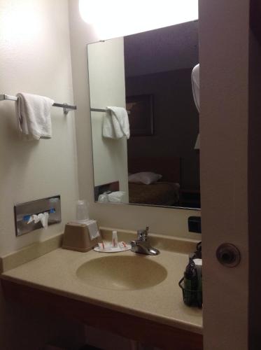 Bilik mandi di Super 8 by Wyndham Custer/Crazy Horse Area