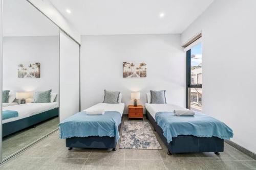 - une chambre avec 2 lits et une fenêtre dans l'établissement King’s Deluxe in Newtown, à Sydney