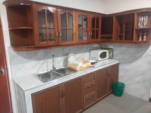 Η κουζίνα ή μικρή κουζίνα στο Nagoda Kandana Villa