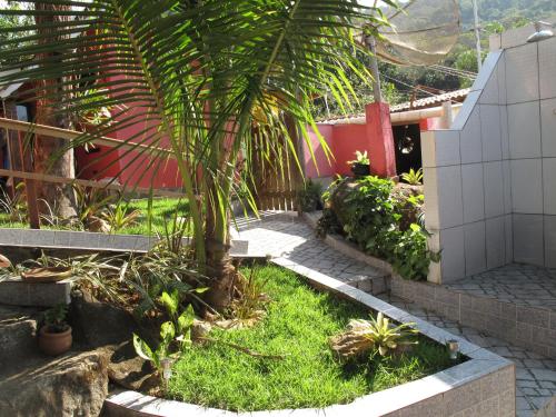 Taman di luar Suítes Cantinho da Pedra