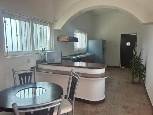 Η κουζίνα ή μικρή κουζίνα στο Moderna casa de 3 dormitorios con cama King size y vistas al horizonte de la piscina