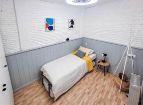 um quarto com uma cama e um baloiço em La Bendita Apartament - Casc Antic em Tarragona