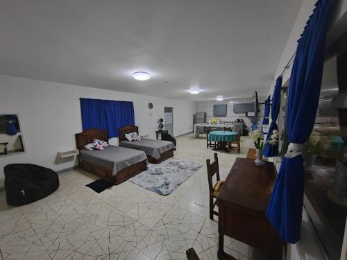 a living room with two beds and a table at Departamento amplio con hermosa vista in Puebla