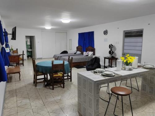 a living room with a bed and a table and chairs at Departamento amplio con hermosa vista in Puebla