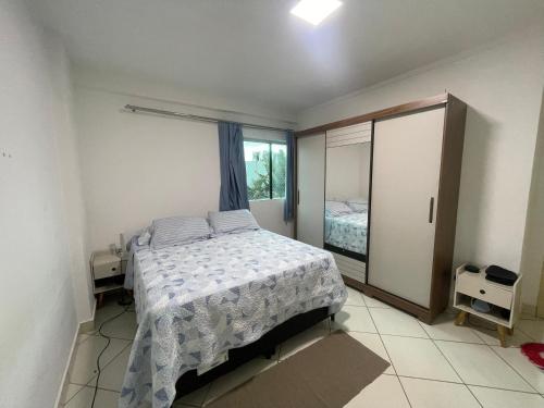 מיטה או מיטות בחדר ב-Suíte com cama de casal em condominio