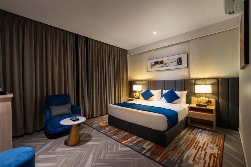 فندق جاردن ميلينيوم السلامه في جدة: غرفه فندقيه بسرير وكرسي