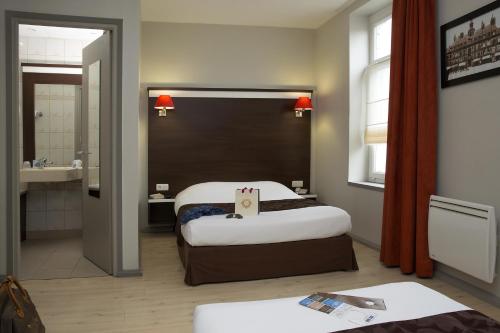 Een bed of bedden in een kamer bij Hôtel des Reignaux