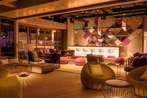 Ruang duduk di Aloft Al Ain