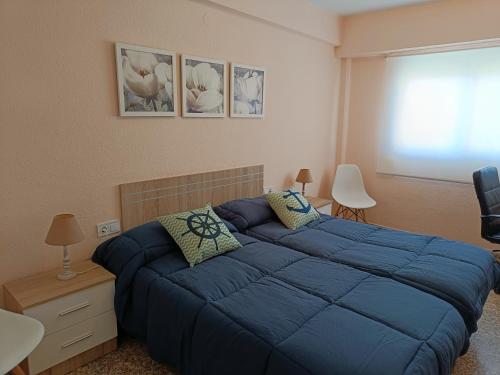 バレンシアにあるValencia Port Beachのベッドルーム(青いベッド1台、窓付)