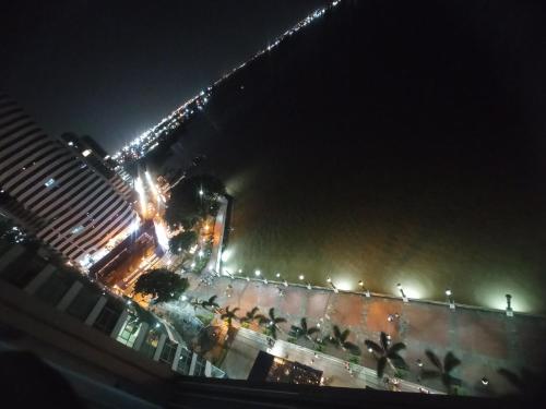 Blick auf die Stadt in der Nacht mit Lichtern in der Unterkunft Departamento vista al rio. in Guayaquil