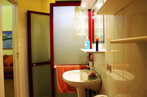 A bathroom at Tortuga Residence
