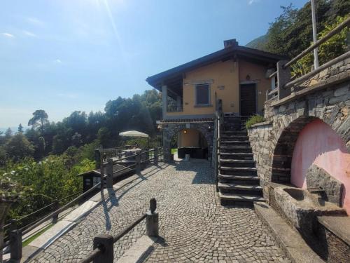 ein Haus mit einer Treppe, die zu einem Gebäude führt in der Unterkunft Casa Moorea - b44923 in Brione sopra Minusio