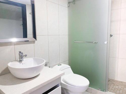ein Bad mit einem Waschbecken, einem WC und einer Dusche in der Unterkunft ¡Hermosa vista al río! Piso alto in Guayaquil