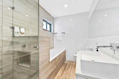 Ένα μπάνιο στο Convenient 4BR with Private Pool close to Airport