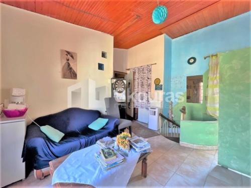 just simple في كالاماتا: غرفة معيشة مع أريكة زرقاء وطاولة