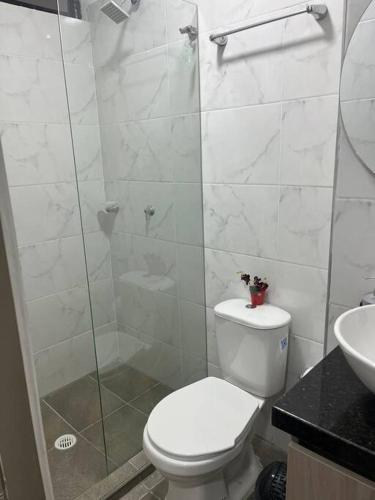 ein Bad mit einer Dusche, einem WC und einem Waschbecken in der Unterkunft Loft con aire acondicionado in Florencia