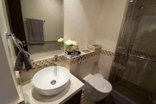 Ванна кімната в Cozy 1BR with a view of the Canal 5min walk to Dubai Mall