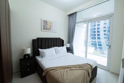 Ліжко або ліжка в номері Cozy 1BR with a view of the Canal 5min walk to Dubai Mall